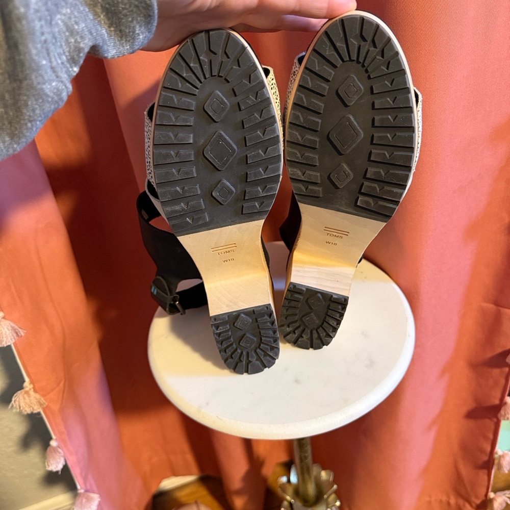 NWOT Toms Phoebe Clog Sandals Black and White Size 10 - Picture 6 of 6